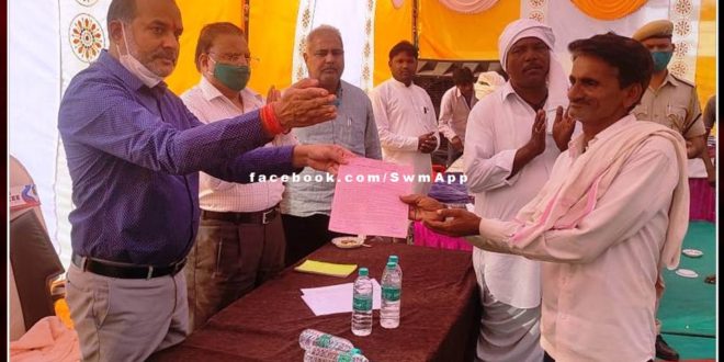 District Collector distributed 53 pattas after inspecting the camp in Chuli of Gangapur City