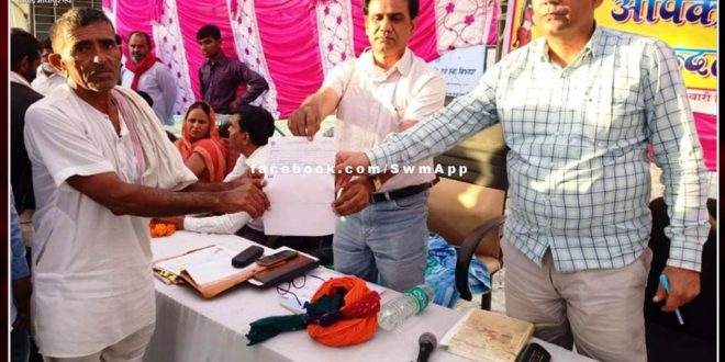 Father's correct name recorded in Harnarayan's revenue account in Prashasan Gaon Ke Sang Abhiyan
