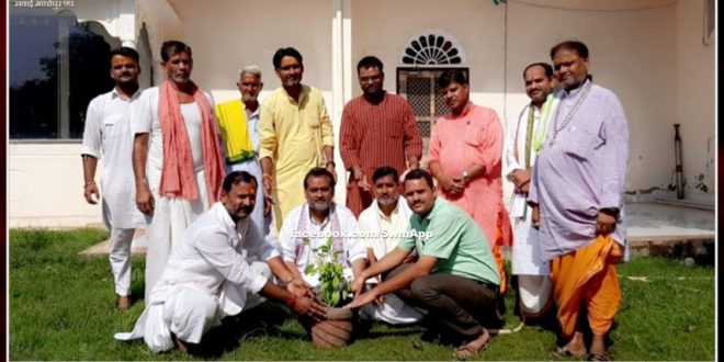 Officials of Gurjar Gaur Brahmin Mahasabha planted saplings of bill letters in sawai madhopur