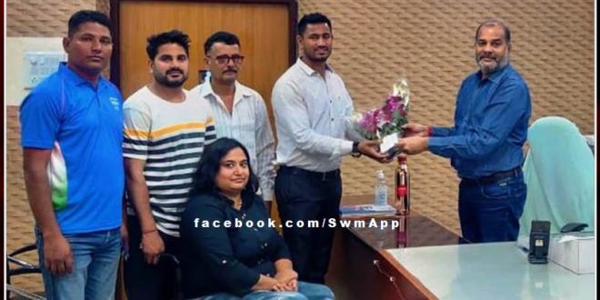 Paralympic medalist Sundar Singh Gurjar met the Collector in sawai madhopur