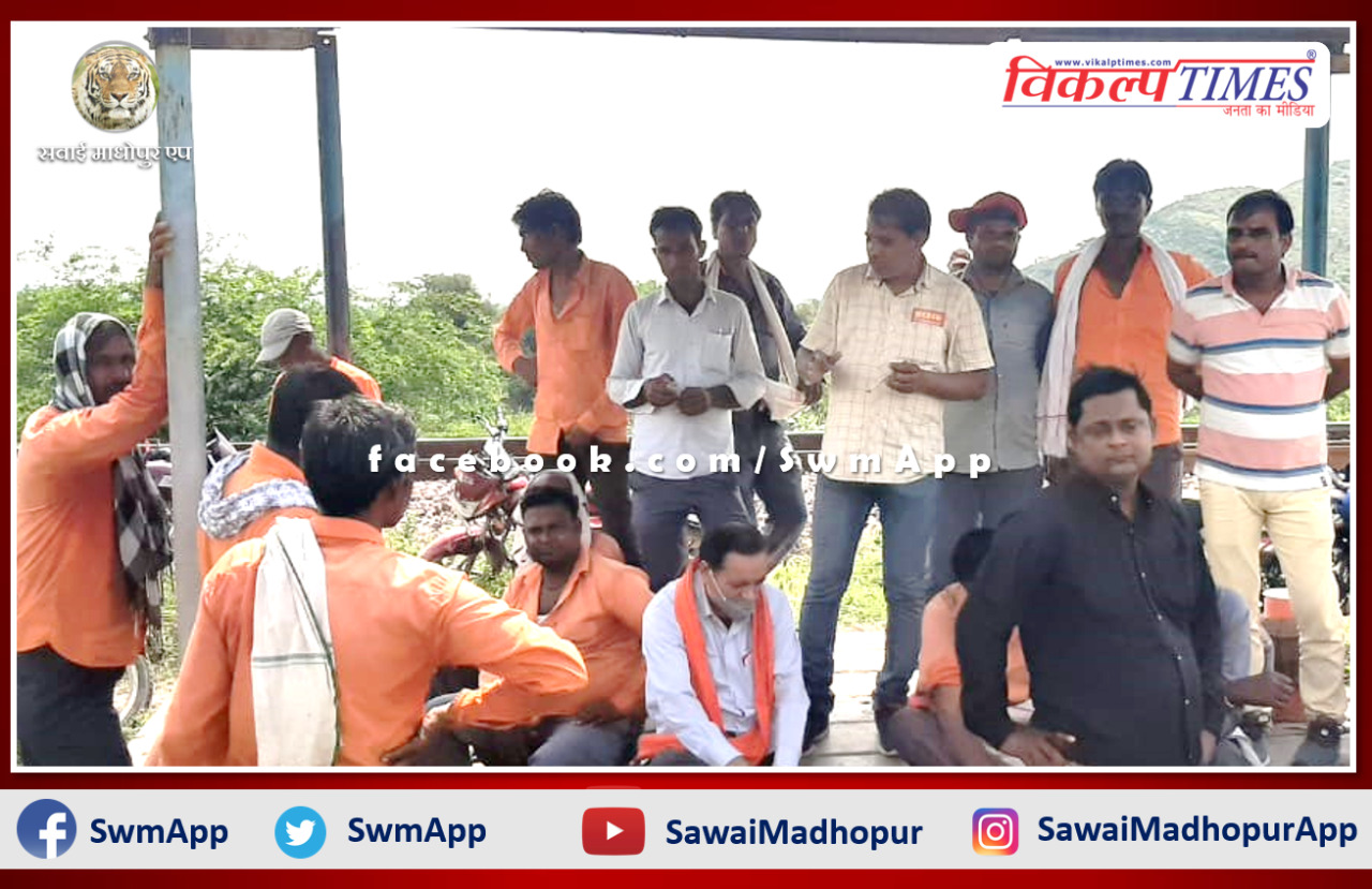 listened to problems of railway workers under Jan Jagran Abhiyan in sawai madhopur