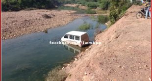 Car fell into a drain on NH 552, 2 youths injured in khandar