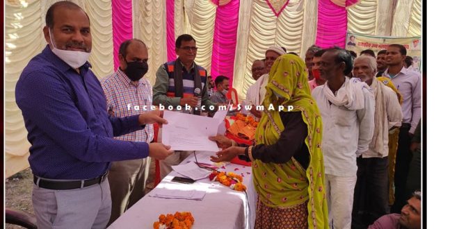 Collector inspected the Sunari camp and distributed the acceptance letters of 32 houses in the camp