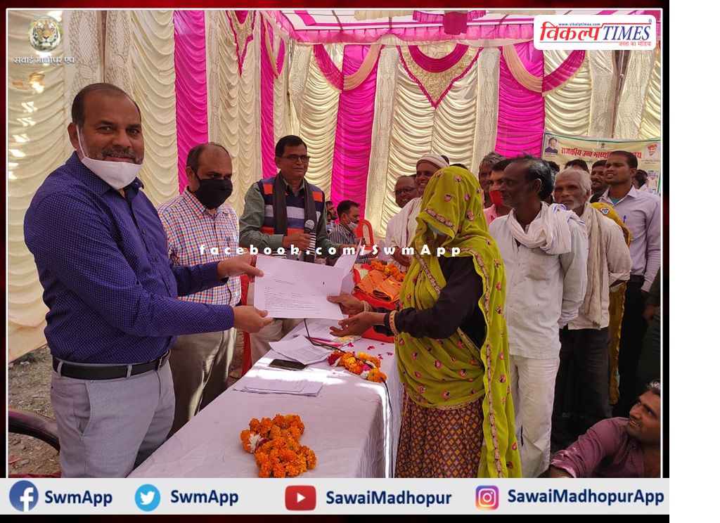 Collector inspected the Sunari camp and distributed the acceptance letters of 32 houses in the camp