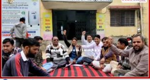 All Rajasthan State Employees Union staged a sit-in at the sub division office bamanwas