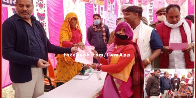 Collector inspected the Goth camp and distributed the leases to the beneficiaries in sawai madhopur