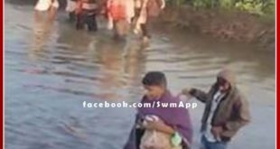 People have to pass through the drain for the last journey in malarna dungar