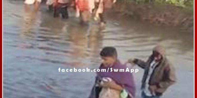 People have to pass through the drain for the last journey in malarna dungar