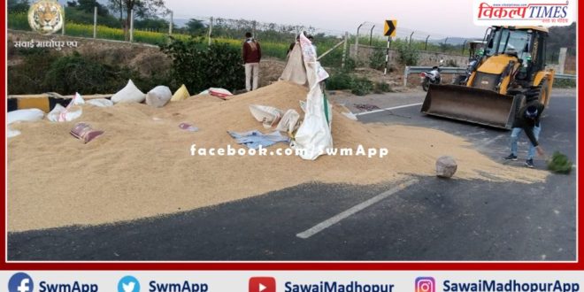 Tractor-trolley full of paddy overturned uncontrollably in sawai madhopur