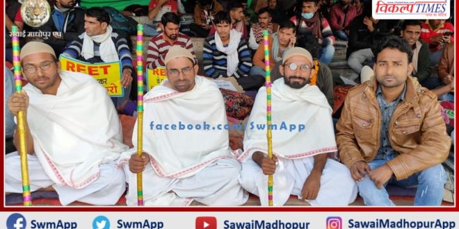 Unemployed sitting on dharna demanding to get 50 thousand number of posts in REET in jaipur
