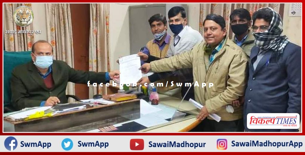 Demand to open schools by giving memorandum in the name of Chief Minister in sawai madhopur