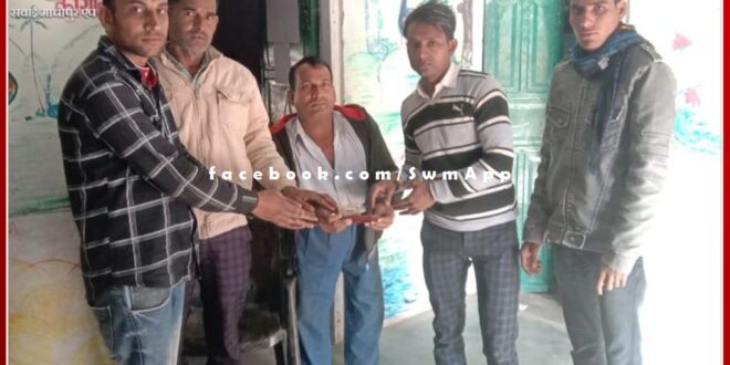 Divyang young man returned the purse and showed honesty in khandar