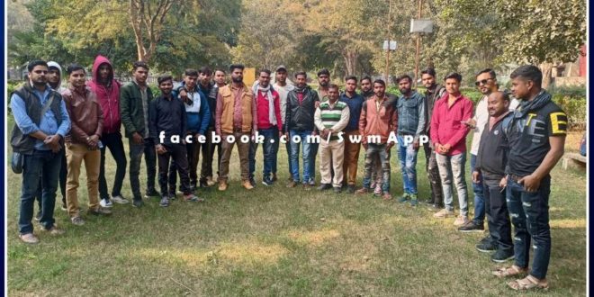 Police scuffle with student leader for not registering FIR in sawai madhopur