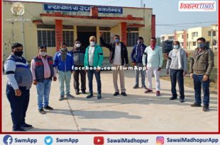 Rajasthan Revenue Ministry employees demonstrated by tying a black band in malarna dungar