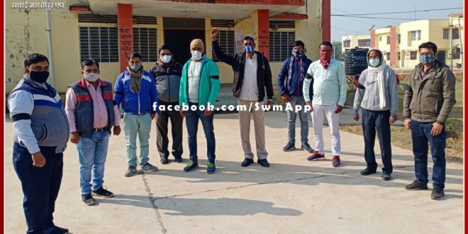 Rajasthan Revenue Ministry employees demonstrated by tying a black band in malarna dungar