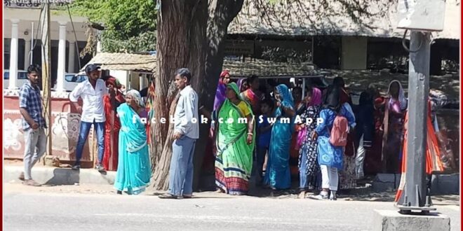 Hundreds of people demonstrated for taking residential lease of cement factory houses in sawai madhopur