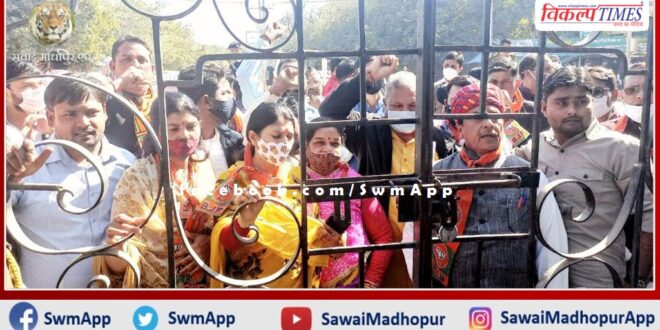Memorandum submitted to Governor for CBI probe into Reet paper leak case in sawai madhopur