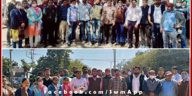 Rajasthan Accounts Association submitted a memorandum in the name of Chief Minister to Sawai madhopur Collector