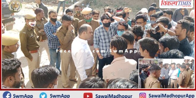 Students of Maharaja Hammir College sat on hunger strike for the 5th consecutive day in sawai madhopur