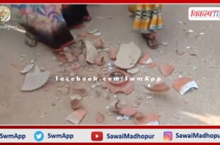 Women's anger erupted in protest against drinking water shortage, pots were break on the road in gangapur city