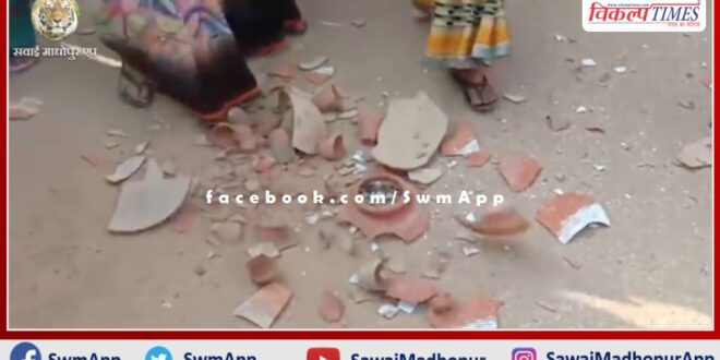 Women's anger erupted in protest against drinking water shortage, pots were break on the road in gangapur city