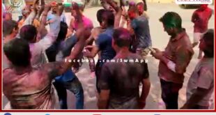 After discharging the duties, the police personnel played Holi today, the policemen danced fiercely on the DJ