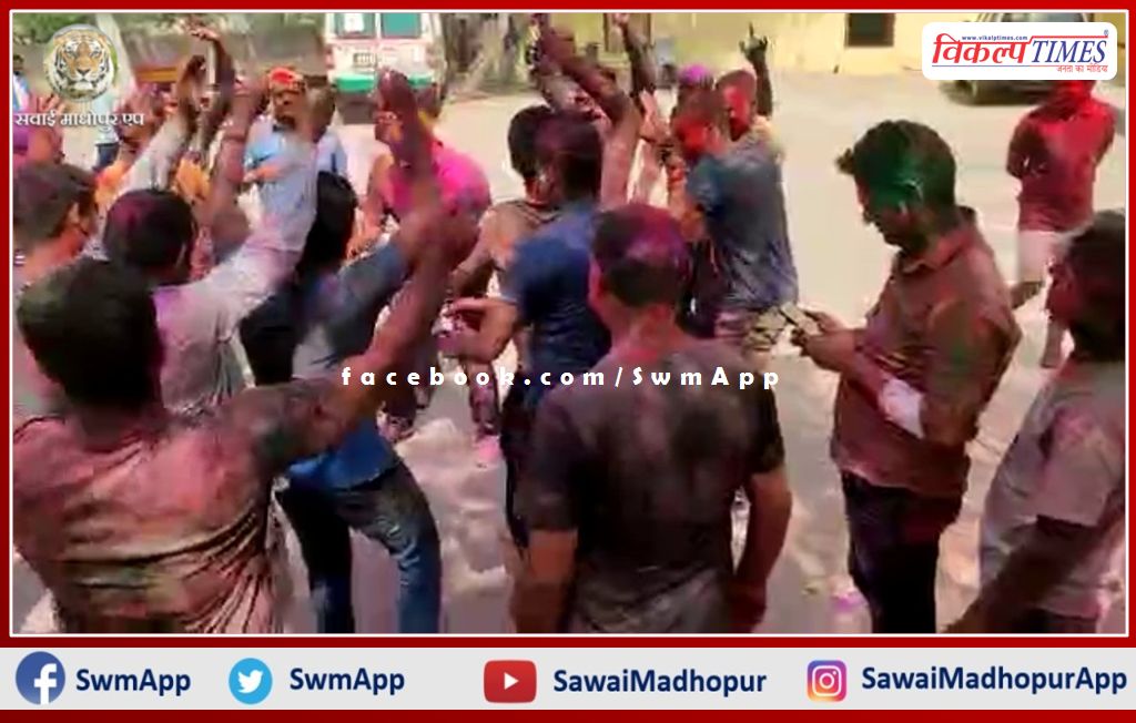 After discharging the duties, the police personnel played Holi today, the policemen danced fiercely on the DJ