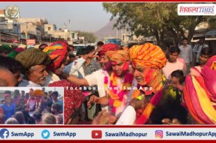 MP Sukhbir Singh Jaunapuria reached among the public to celebrate Holi in khandar