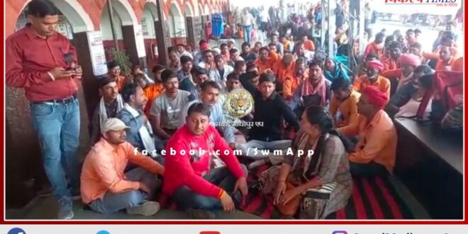 Railway employees demonstrated at the railway station in Gangapur City