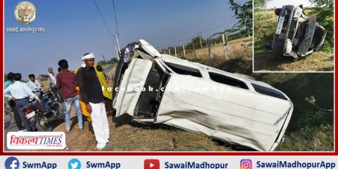 The car overturned after colliding with a power pole uncontrollably, two people in the car were injured in the accident