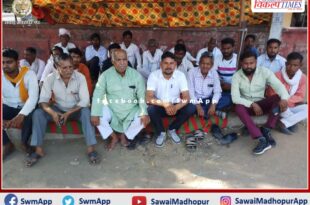 The people of Regar Samaj sat on a dharna to punish the accused of attacking the Kushalpura Sarpanch