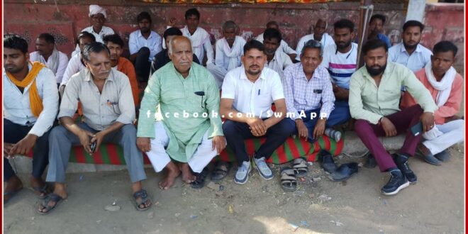 The people of Regar Samaj sat on a dharna to punish the accused of attacking the Kushalpura Sarpanch