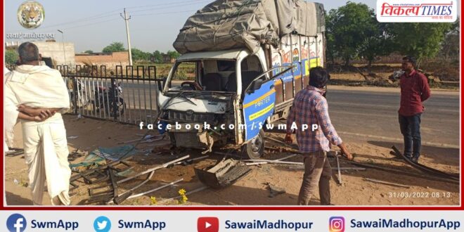 Uncontrollable loading vehicle entered the safety railing, the young man died on the spot in the accident