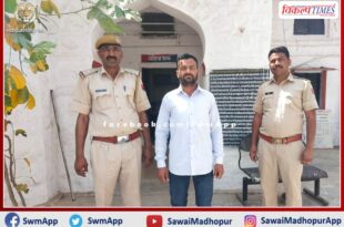 accused of assaulting an employee of the electricity department got caught by the police in khandar