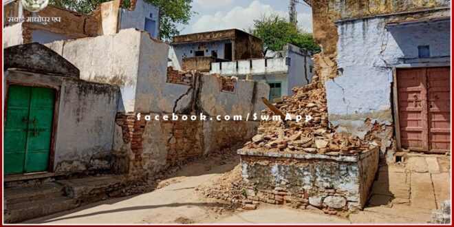 Angry people against the water supply department in Bamanwas