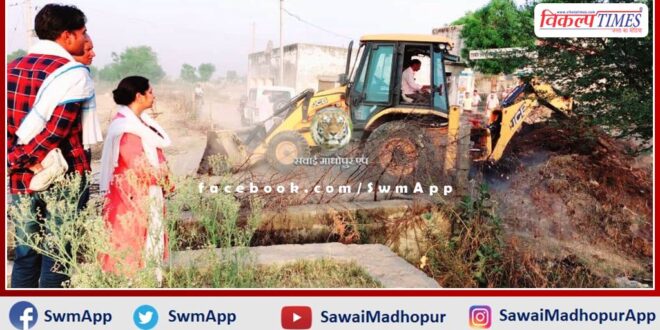 Encroachment removed from the way in Village Panchayat Badolas in sawai madhopur