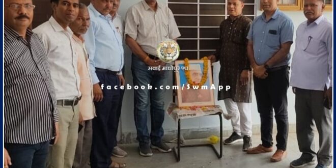 Wreath paid tribute to Pandit Jawahar lal Nehru on his 58th death anniversary in sawai madhopur