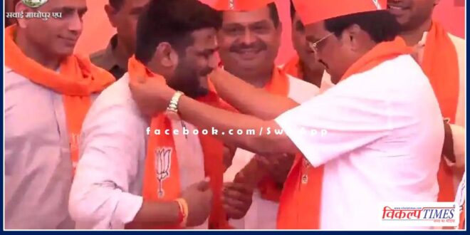 Former Congress leader Hardik Patel joins BJP