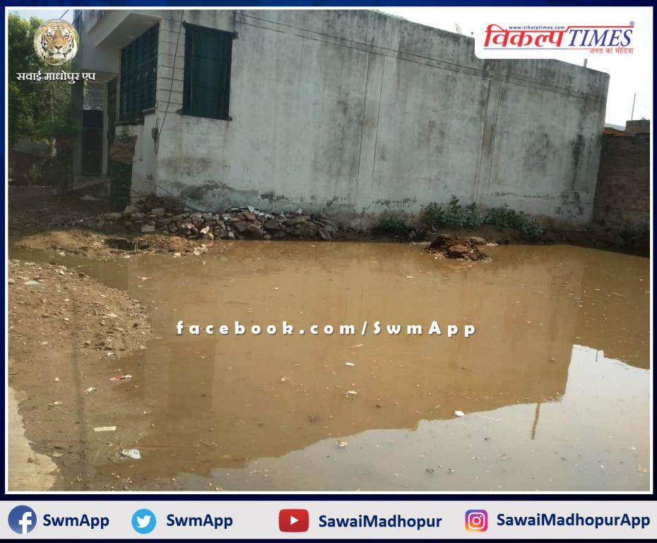 Sewerage chamber spilled in light rain in sawai madhopur