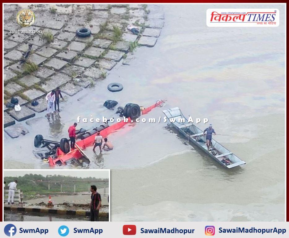Bus falls into Narmada river in Khalghat, Madhya Pradesh, 13 died in bus accident