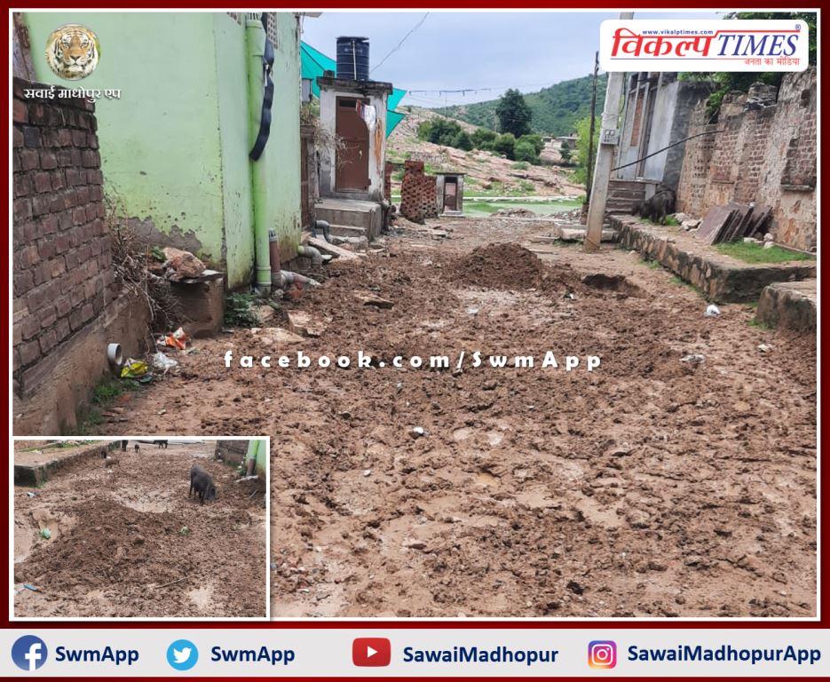 worst condition of road due pipeline breakage and sewerage damage in sawai madhopur