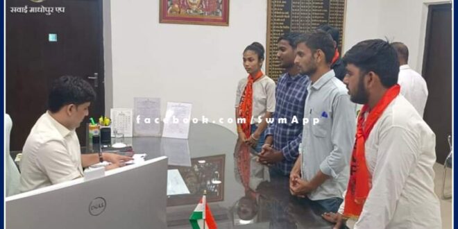 ABVP workers submitted memorandum to extend the date of student union election in sawai madhopur