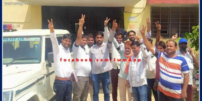 Electricity workers celebrated Black Day by tying a black band