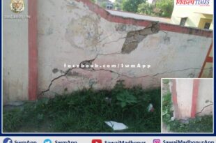 Gravel-fill dumper hit the wall of village cooperative society warehouse of Jaulanda Panchayat