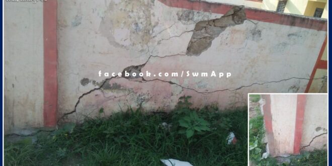 Gravel-fill dumper hit the wall of village cooperative society warehouse of Jaulanda Panchayat