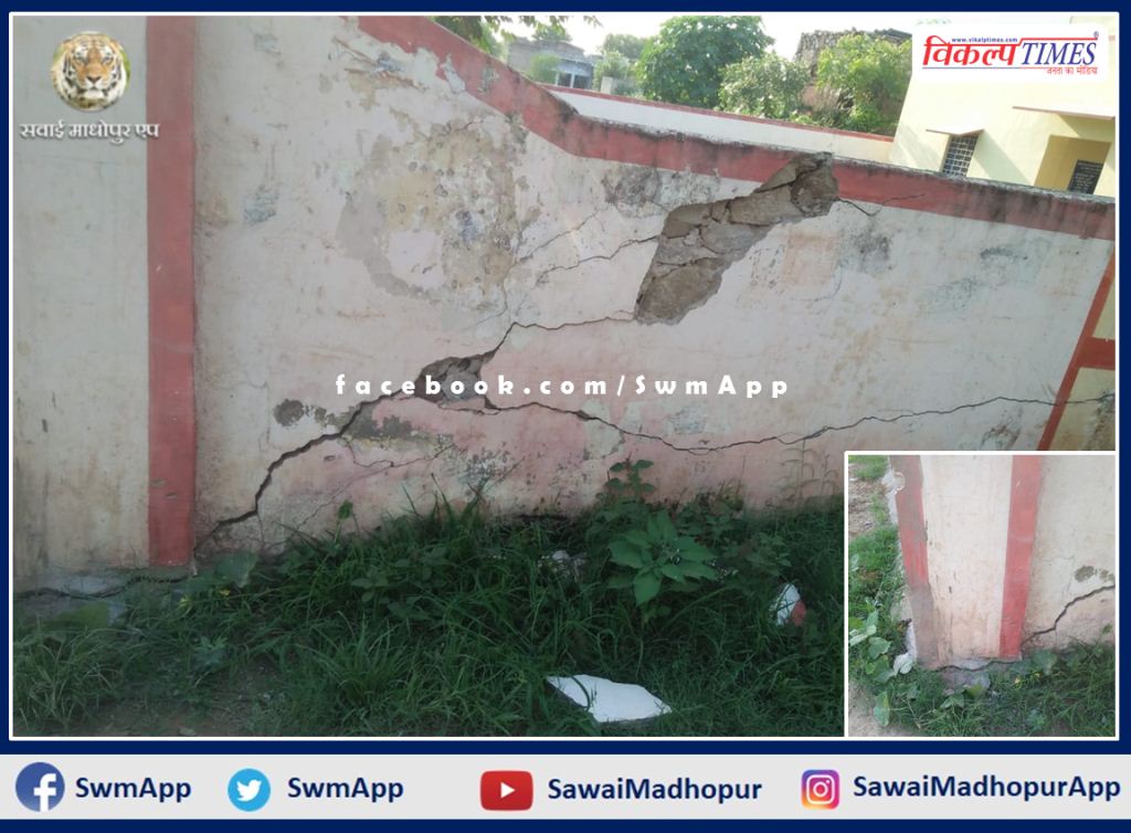 Gravel-fill dumper hit the wall of village cooperative society warehouse of Jaulanda Panchayat
