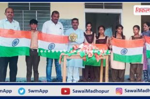 Tricolor distribution to students in sawai madhopur