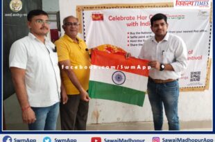 campaign started by giving tricolor to customers in post office sawai madhopur