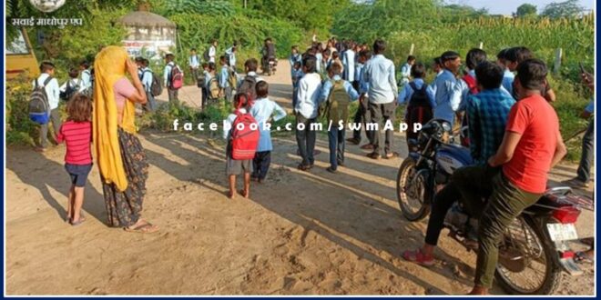After the transfer of the teacher, the students locked the school