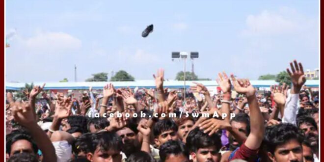 In the bone immersion program of Colonel Kirori Singh Bainsla, people threw slippers on Minister Ashok Chandna in pushkar